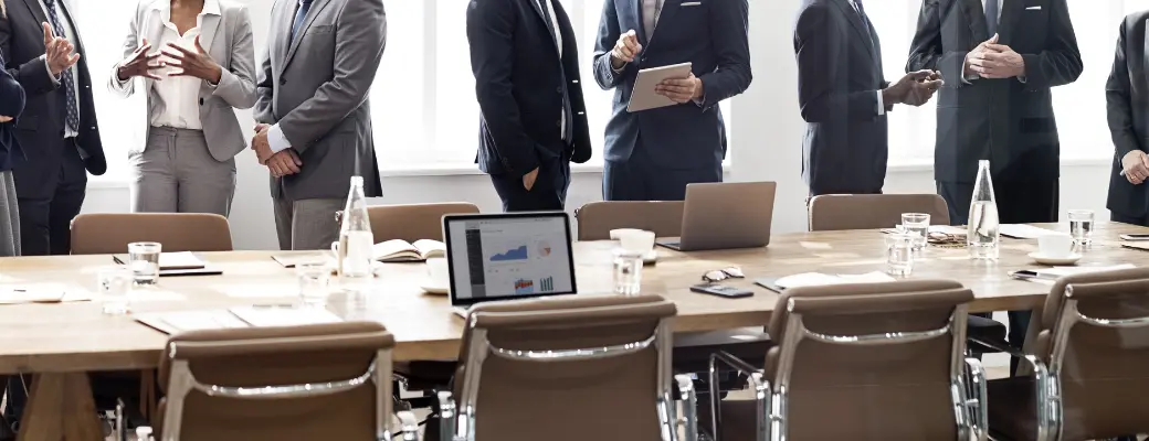 Lastenheft für Shopfloor Management Software erstellen SFM Consulting Geschäftsmeeting zur Definition von Software-Anforderungen für digitales Shopfloor Management. Experten moderieren abteilungsübergreifende Workshops zur Auswahl der besten digitalen Lösung.
